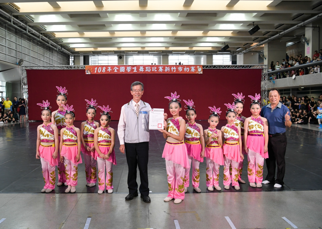 108學年度全國舞蹈比賽新竹市初賽，青草湖國小舞蹈團隊榮獲國小團體丙組古典舞優等，頒獎照片！